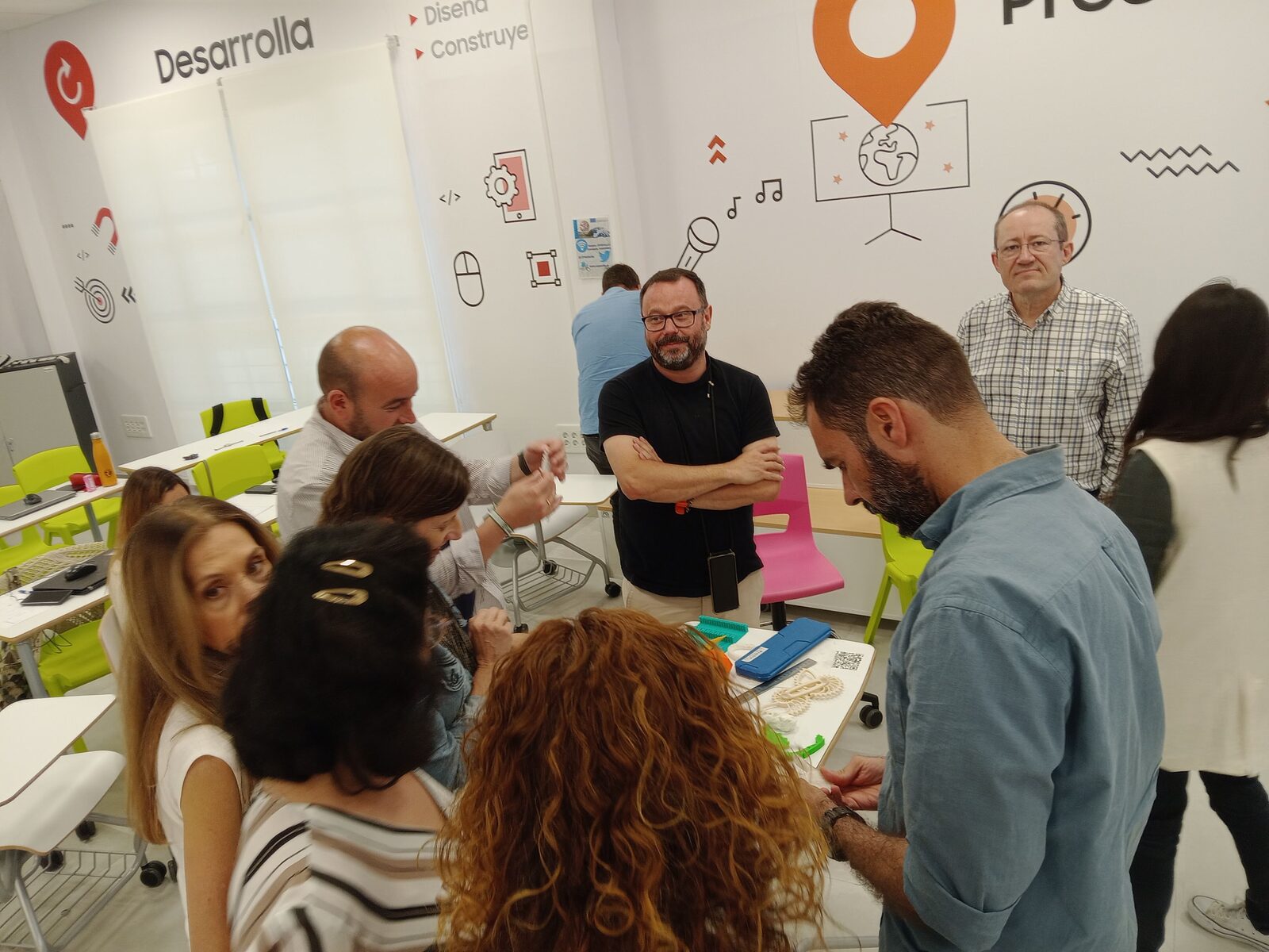Docentes en un taller de fabricación digital con piezas impresas en 3D