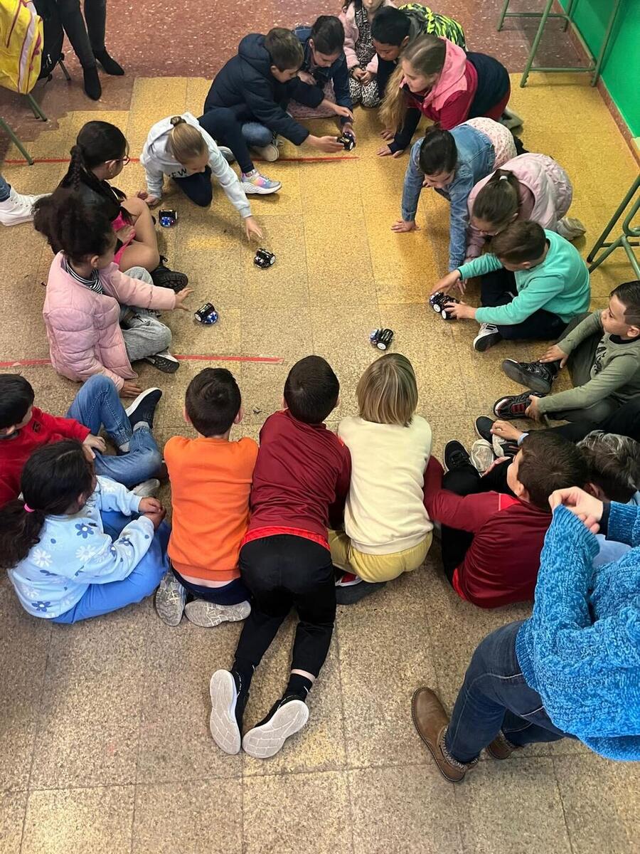 Alumno trabajando con ordenador en un curso de robótica educativa