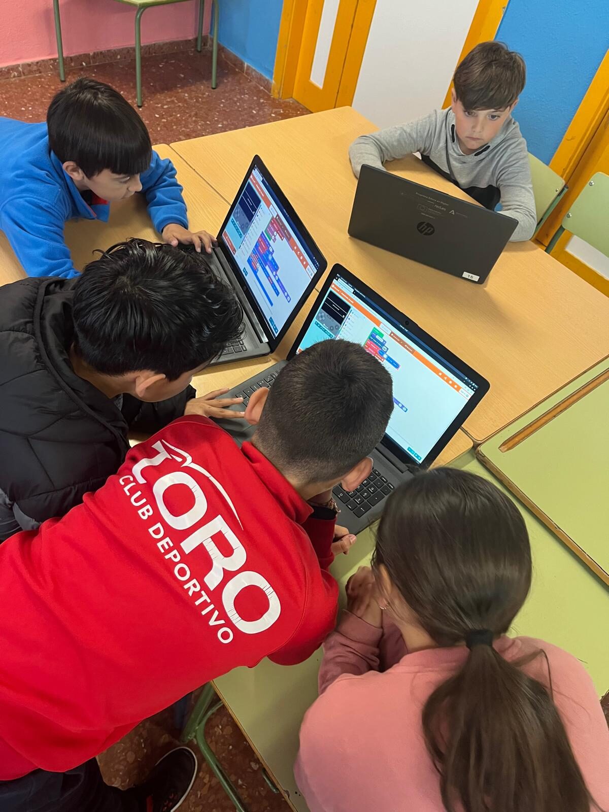Jóvenes trabajando en proyectos de robótica educativa