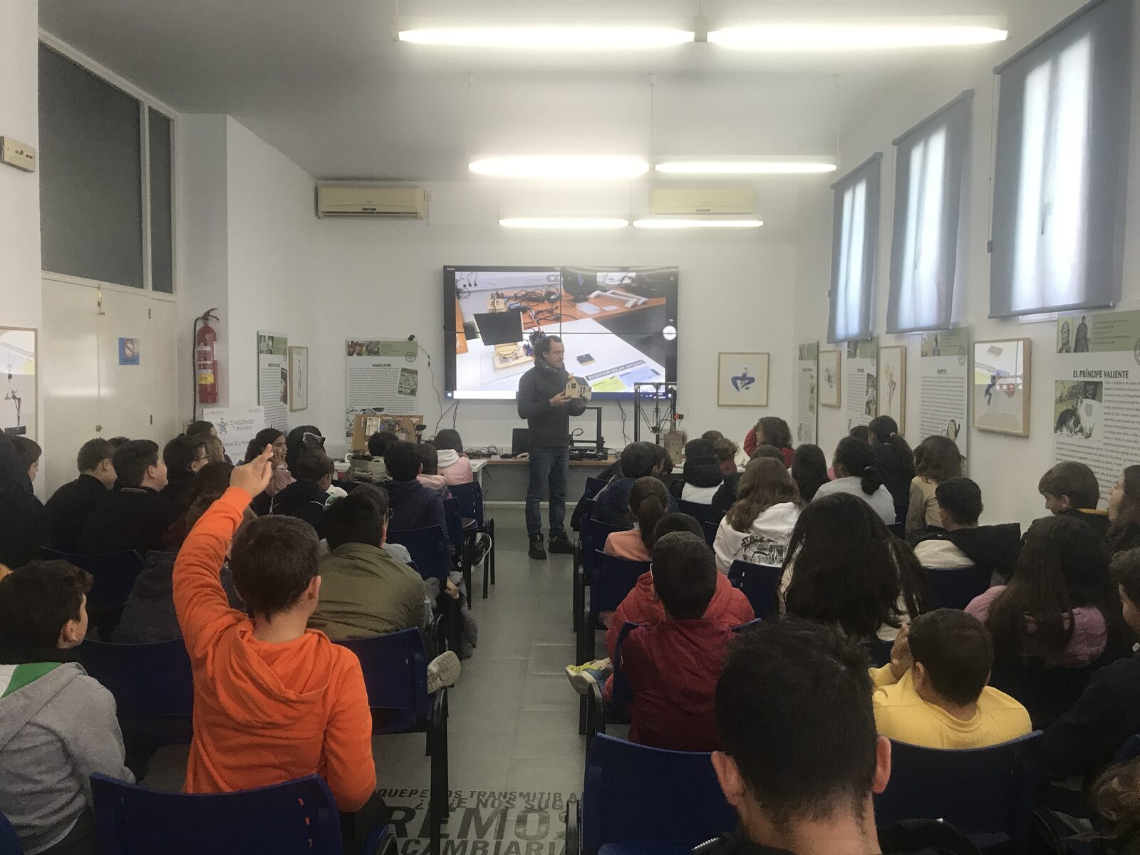Jornada de robótica con alumnado en Sevilla
