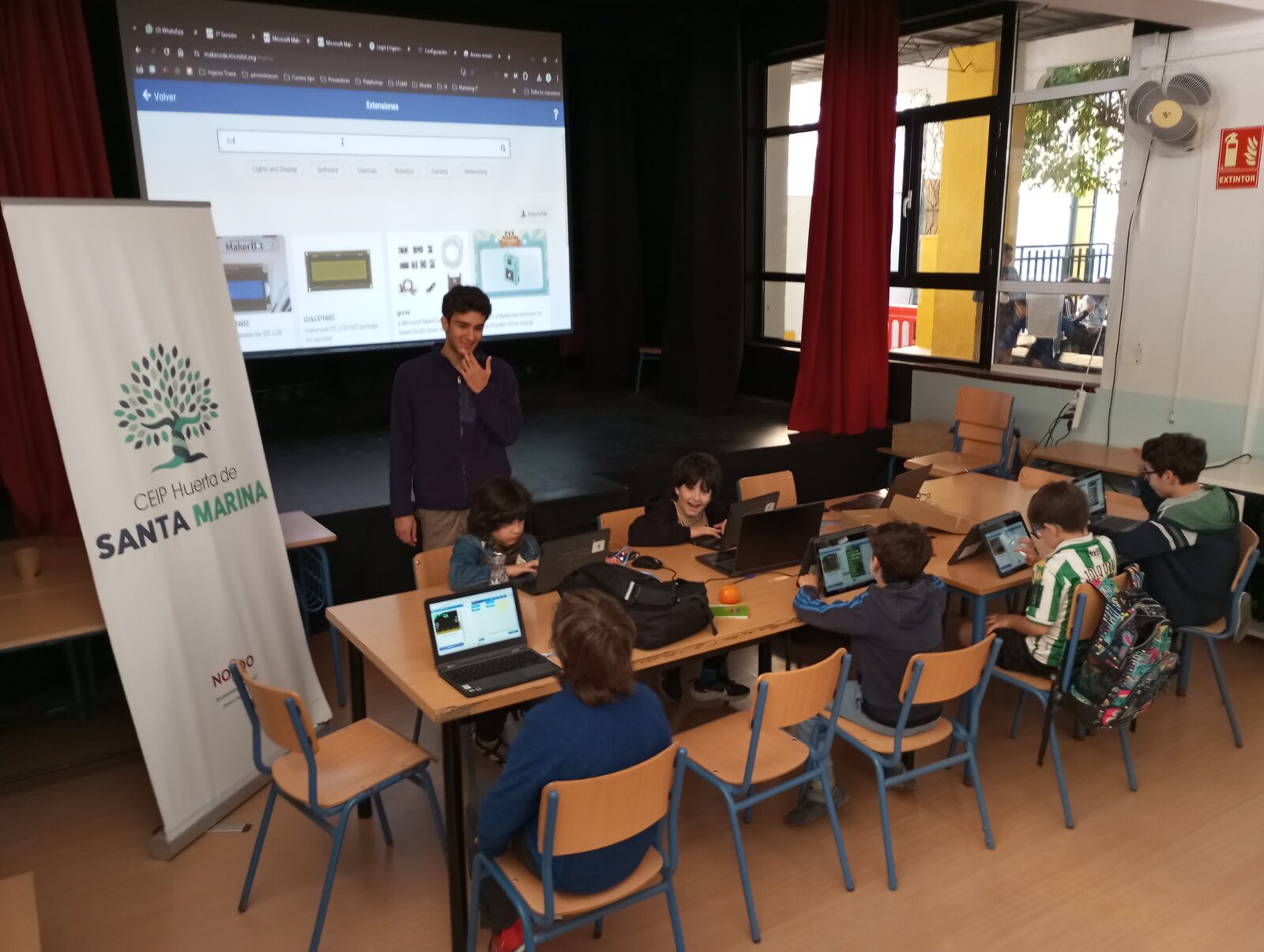 Sesión de robótica educativa en un aula de primaria